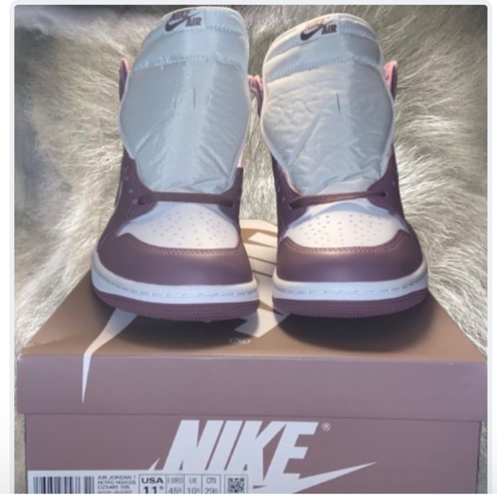 NWOT - Air Jordan 1 Retro High Sneakers - Picture 3 of 7